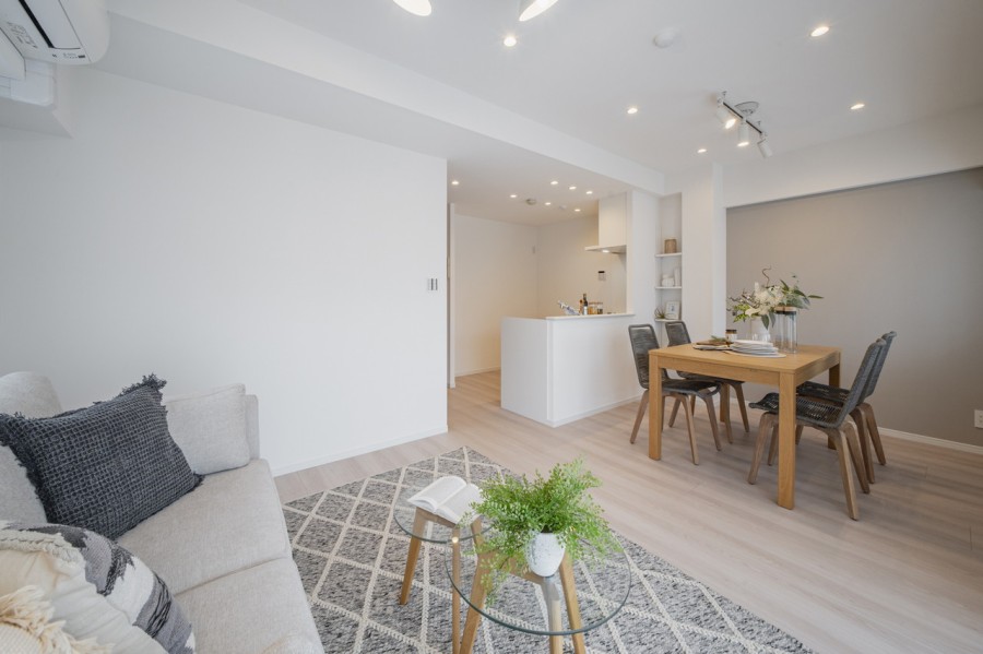 『日常』という大切な時間を豊かに、快適にお過ごしいただける住まいです。グレーのアクセントクロスを取り入れたナチュラルテイストのお部屋は、上質で洗練された居心地の良い住空間です。