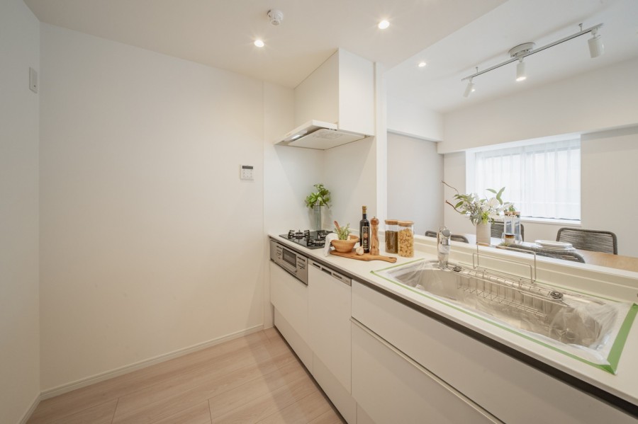 お部屋の雰囲気に溶け込む、開放感あるオープンキッチンです。三口コンロ、食洗器付き。コンロ側は壁付けになっているため、油跳ねなどのお手入れもラクラクです♪