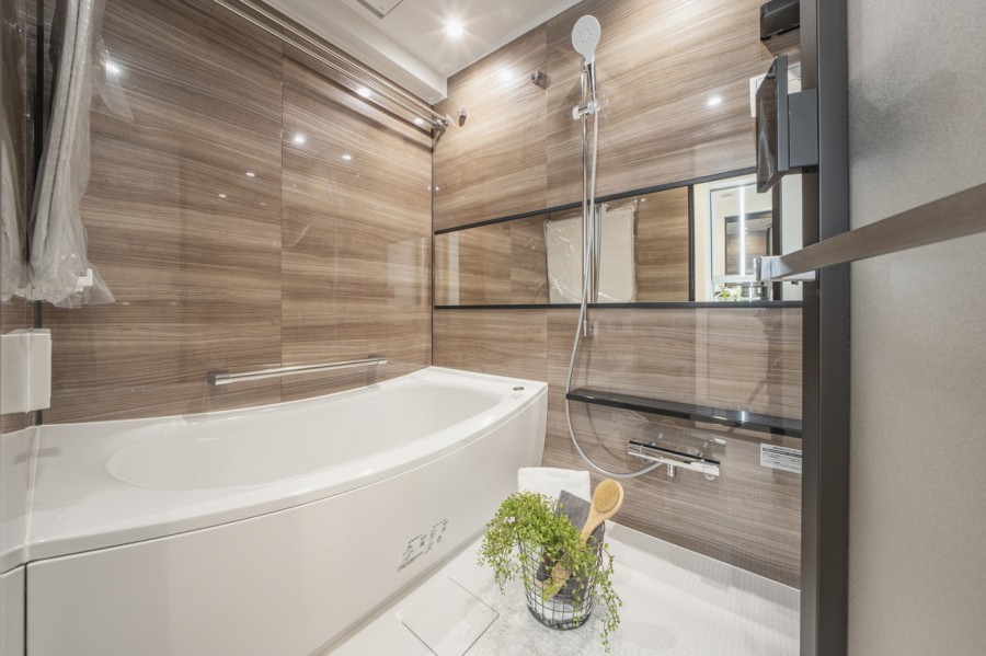 光沢のある木目調パネルが高級感を漂わせるバスルームです。暖房・涼風・換気・乾燥機能付きで1年中快適です