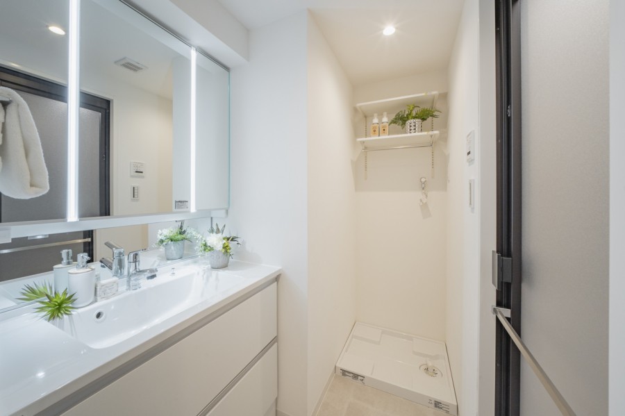 身支度の時間をも快適に彩る、美しく空間に溶け込む洗面化粧台です。三面鏡裏や足元の収納など使いやすさも兼ね備えています。