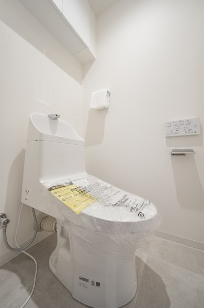 優れた節水効果や汚れが付きにくい便座など、ほしかった機能が揃ったウォシュレット一体型トイレです。上部には吊戸棚を備え付けました。