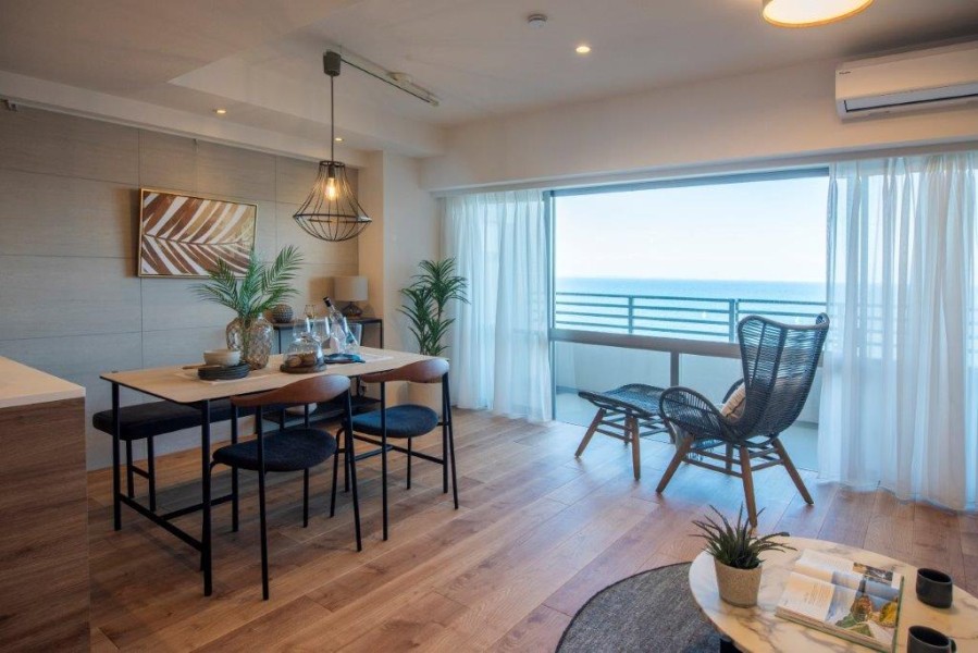 煌めく海を望み、水の潤いと爽快感を感じるリビングダイニングは、『日常』という大切な時間を豊かに、快適にお過ごしいただける空間です。