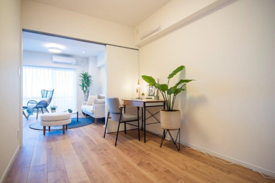 リビングに隣接している洋室2は、扉を開けると明るい日差しが差し込む開放的なお部屋です。コンパクトなお部屋なので、ワークスペースとしても快適にお使いいただけます。