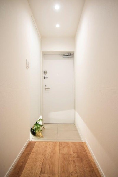 白を基調とした清潔感のある玄関です。フットライトからのびる光が足元を優しく包み込みます。