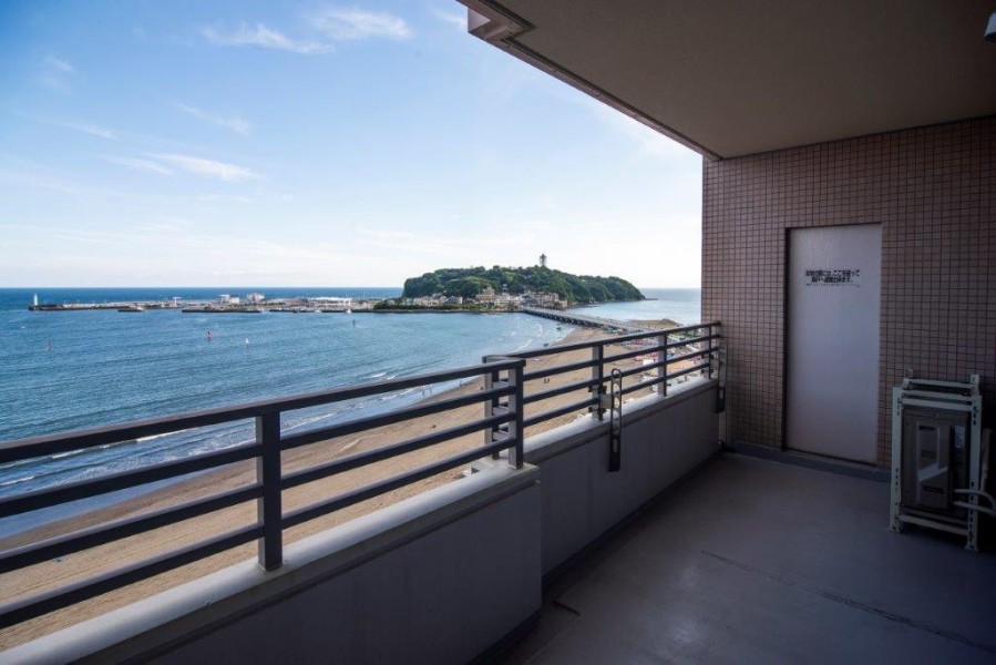 ゆったりとした余裕のあるバルコニーです。バルコニーにはスロップシンクがありますので、お掃除にも便利です。