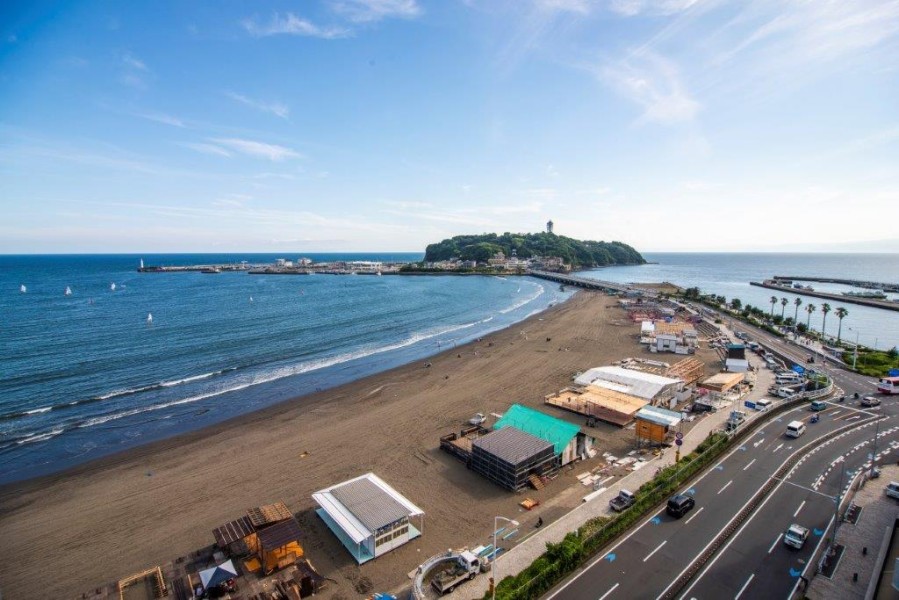 10階部分の南向きのバルコニーからは、煌めく青い海と大きな空、そして江ノ島を望む気持ちの良い景色が広がります。ゆっくりと自分の時間を大切に過ごしたくなるような贅沢な眺めです。