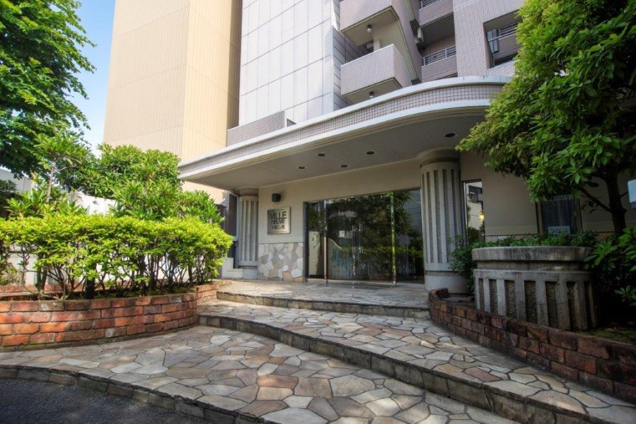 植栽に囲まれ、管理体制も整っており、共用部分も綺麗に整えられているマンションです。