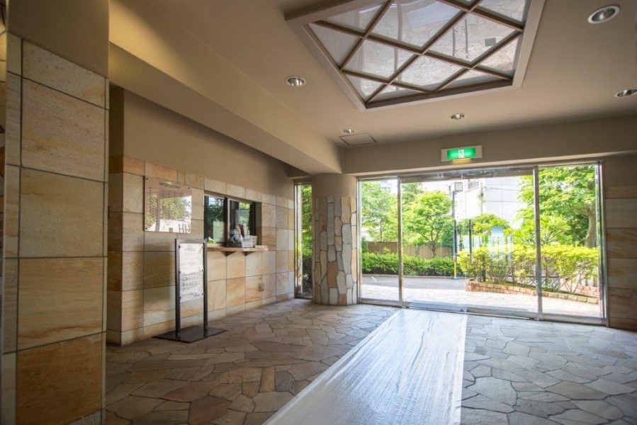 開放的な空間を感じるエントランスホールです。広々とした空間で心地よい安らぎに満ちた暮らしへ導いてくれます。