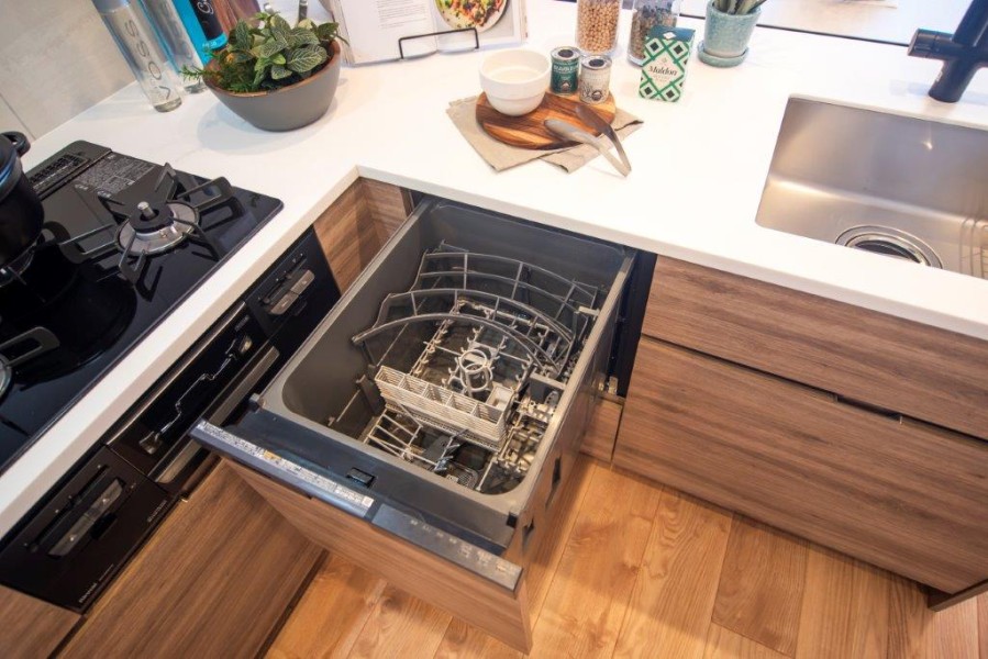 ◆食器洗浄乾燥機◆家事の時間を短縮できる優れもの。さらに節水・節約を同時に行うことができるので、大変人気があり重宝します。