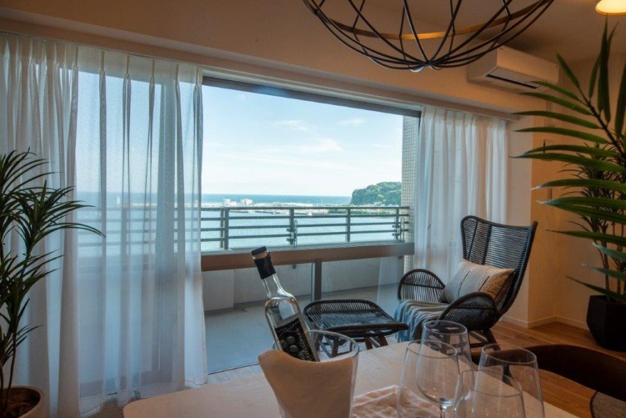 カーテンを開けると目の前に湘南の海が一面に広がっていて、ゆっくりと時間が経つのを感じられそうです。