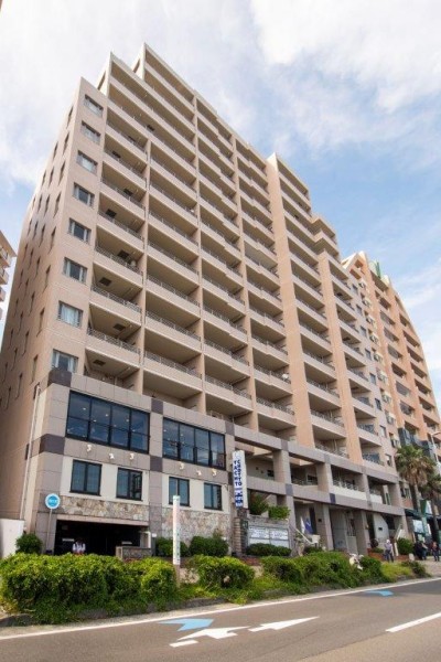 小田急江ノ島線『片瀬江ノ島』駅徒歩4分の好立地。海辺の暮らしを求める方に最適な環境が揃っています。目の前に広がる湘南の海を一望できる魅力のある物件です。