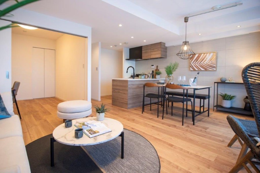 心地よい光と風が訪れ、穏やかな空気に包まれたリビングダイニングです。内装は爽やかなホワイトと木のぬくもりを感じるフローリングを採用、どんなインテリアをも受け止める柔軟性が魅力の仕上がりです。