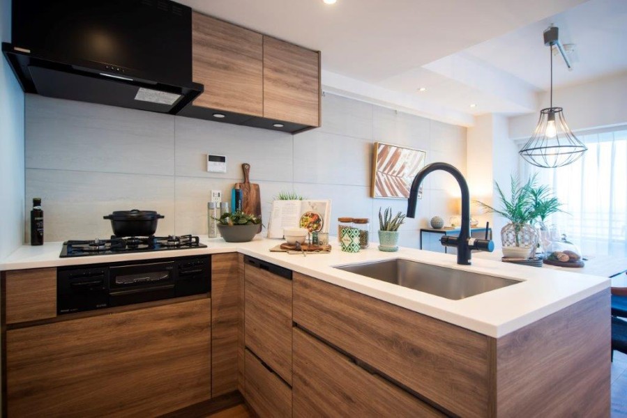 グローバルベイスオリジナル田中工藝製システムキッチンを新規設置しました。室内の色合いに調和した、デザイン性の高いキッチンです。L字型で調理のしやすく、家事時短に役立つ食洗機を搭載しています。