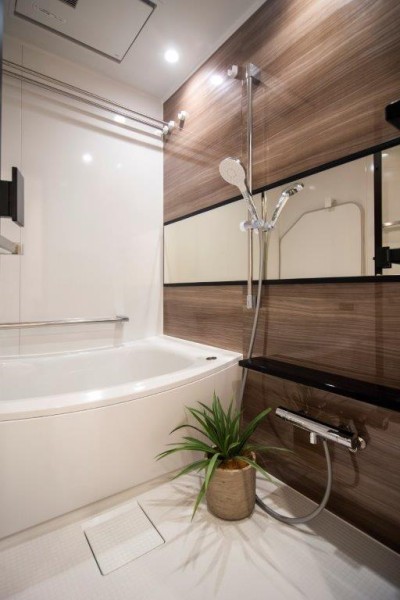 毎日のバスタイムを贅沢に、豊かにしてくれるバスルームです。美しいカーブと全身を包み込むような入浴感が特長の浴槽は、くつろぎの空間が演出してくれます。