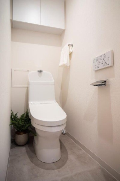 シンプルで安らぎが宿るレストルームです。吊戸棚を設け、掃除用品やペーパー類のストックがすっきりと収納いただけます。