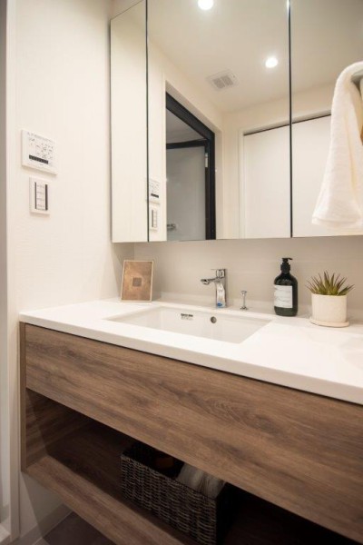 お部屋の内装と統一された、清潔感漂う洗面化粧台です。豊かな洗面空間での暮らしを、毎日お楽しみいただけます。