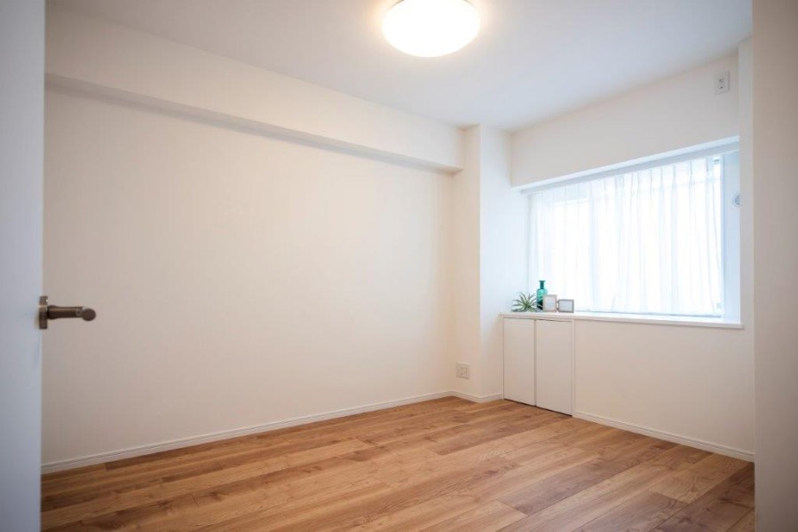 穏やかな自然光が注がれる洋室1です。心地よい素材感を活かし、ぬくもりが感じられるナチュラルテイストな住空間です。