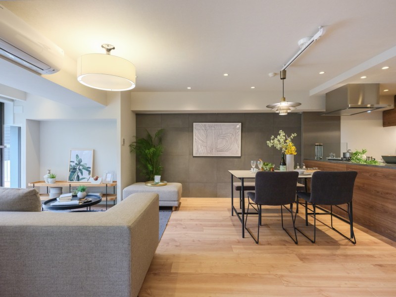 約18帖ある開放的なLDKは、穏やかな時間が流れます。上質なフローリングに温もりを感じ、控えめな石の流れ目と仄かに煌めく表面の石調タイルが、より一層気品溢れる空間を演出します。