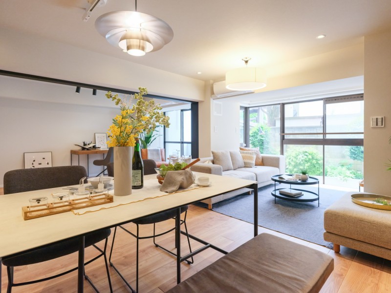 大きな窓からたっぷりの光が差し込む、リビングダイニングです。LDには床暖房を敷設したので、ご家族みなさんが一年中快適にお過ごしいただけます。