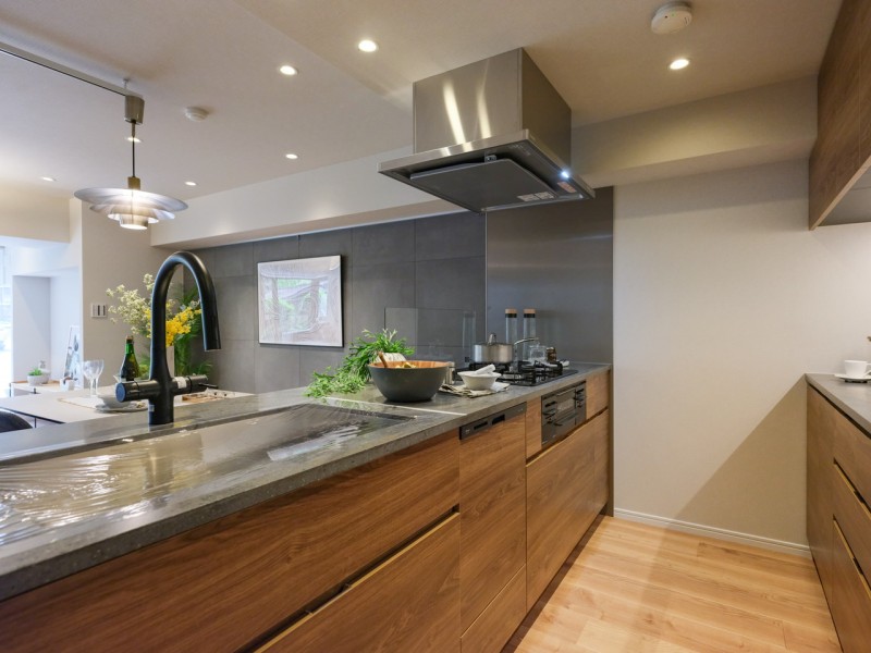 田中工藝製のオリジナルキッチンです。重厚感のある大人モダンな色味と美しい木目の面材はインテリアの一部のようでお部屋の雰囲気に溶け込みます。