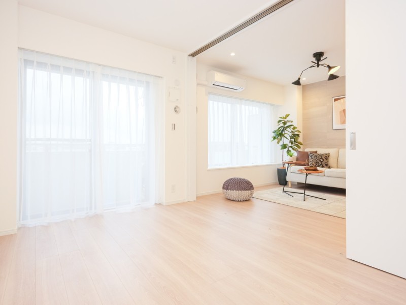 リビングに隣接する洋室3はバルコニーに面した明るいお部屋。伸びやかな時間をお過ごしいただけます。