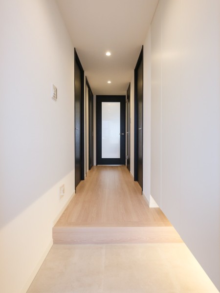 リビングからの光を取り込んだ明るい玄関スペースです。照明は人感センサー付きのため、ご帰宅時にスイッチを手探りで見つける必要がありません。