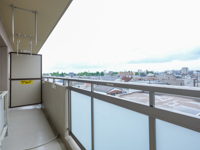 南向きで開放感溢れるバルコニーです。対面には大きな建物がなく、洗濯物をしっかりと乾かせそうですね。