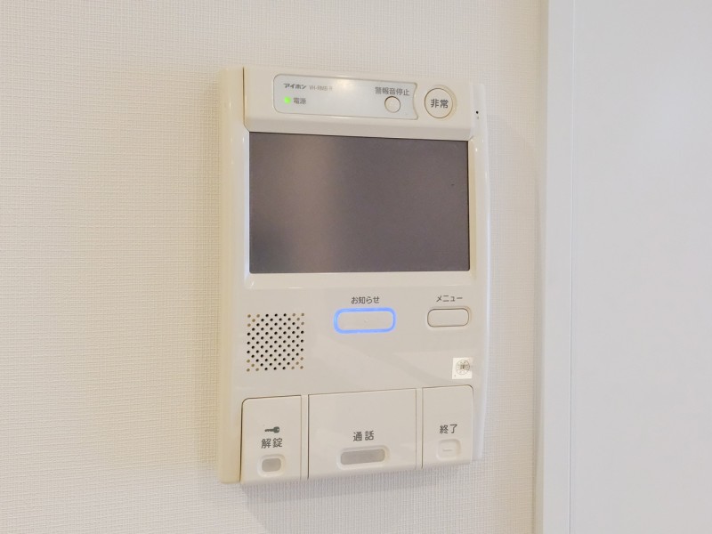 ◆TVモニター付きインターホン◆訪ねてきた相手をモニター越しに確認でき、防犯対策に役立ちます。インターホン越しに話をすることが可能です。