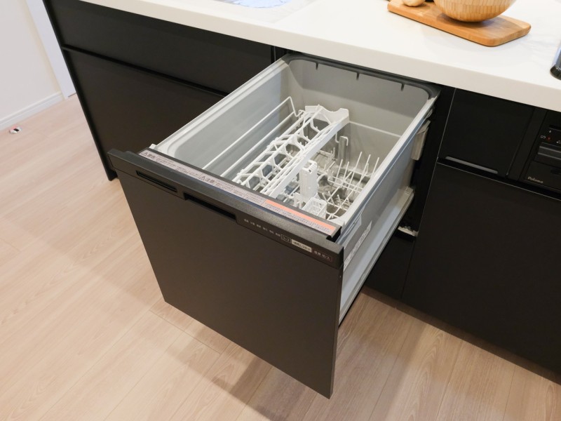◆食器洗浄乾燥機◆家事の時間を短縮できる優れもの。さらに節水・節約を同時に行うことができるので、大変人気があり重宝します。