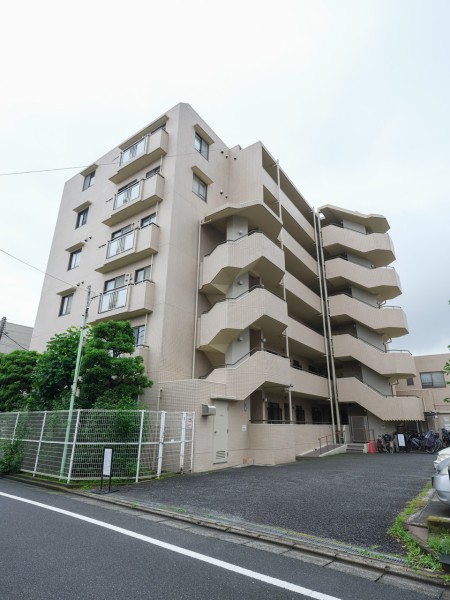 『川崎大師』駅徒歩5分に位置する三井不動産施工マンションです。駅周辺には商店街やスーパーがあり日常のお買い物も便利な住環境です。野球場やプールが併設の大師公園もほど近く、お散歩コースにもぴったりです♪