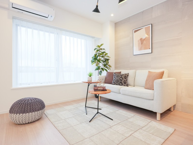 窓からの自然光に満たされて、穏やかな時間に纏われた住まいです。ほっとひと息つきたいティータイムや、家族団欒のひとときも、日常を快適に大切にお過ごしいただけます。