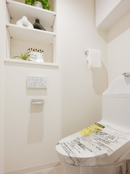 上品さが宿るレストルームです。カウンター収納はペーパー類のストック保管にも♪必要な時にさっと取り出せる配置がうれしいですね。
