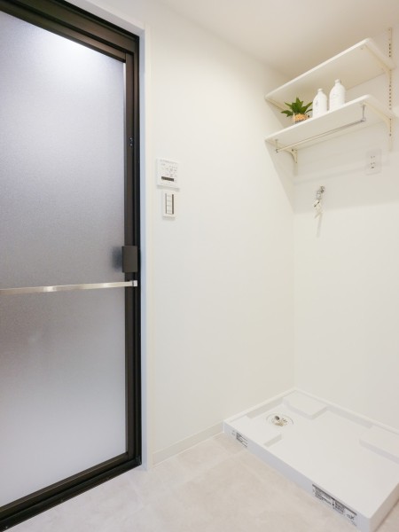 ランドリーアイテムやリネン類を保管しやすい可動式収納付き♪洗面室の空間を有効活用いただけます。