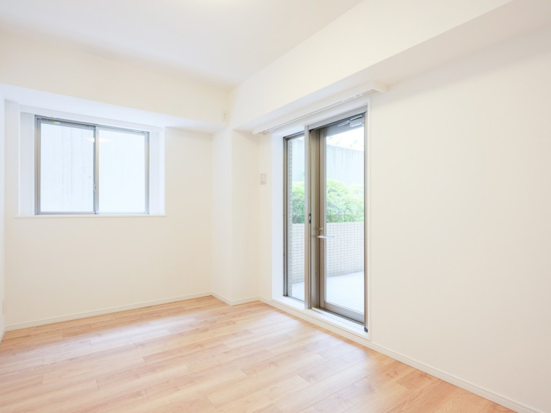 約6.9帖の洋室2は二面採光の明るいプライベートルームです。テラスに面し、採光性、通気性共に良好なお部屋です。