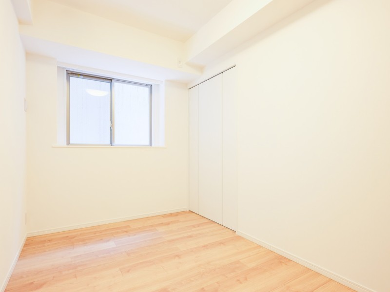 約5帖のサービスルーム(納戸)です。クローゼット付きのため、空間を有効活用いただけます。