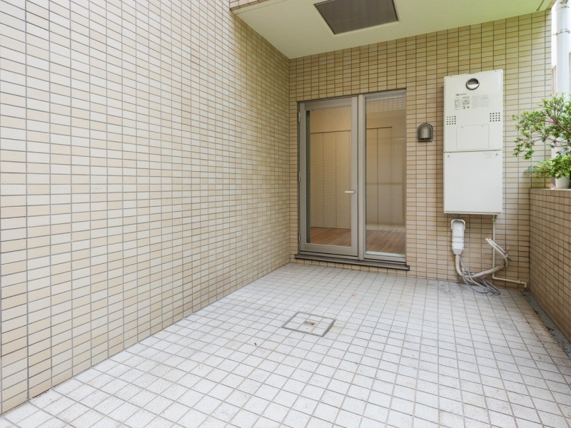 洋室2から繋がるテラスです。広々としたテラスにベンチを出し、外気を感じながらほっとひと息つくのにも良さそうです。