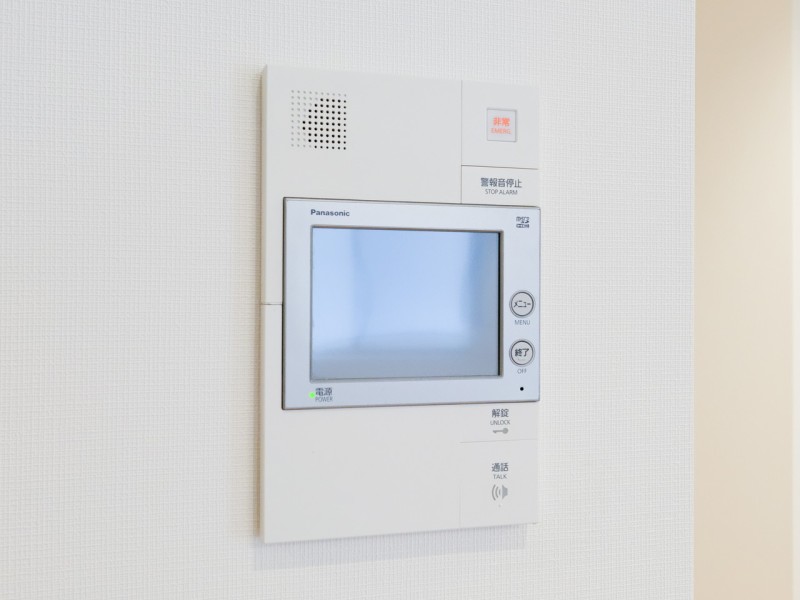 ◆TVモニター付きインターホン◆訪ねてきた相手をモニター越しに確認でき、防犯対策に役立ちます。インターホン越しに話をすることが可能です。