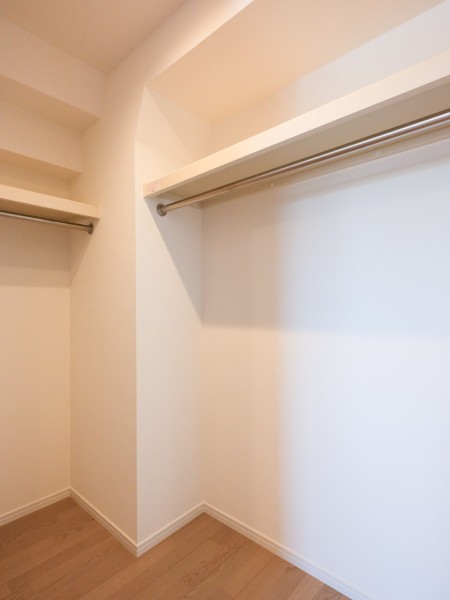 洋室1には頼もしい収納力を誇るウォークインクローゼットを備え付けました。かさばりやすいアウターやオフシーズンの家電など、たっぷり収納できそうです。