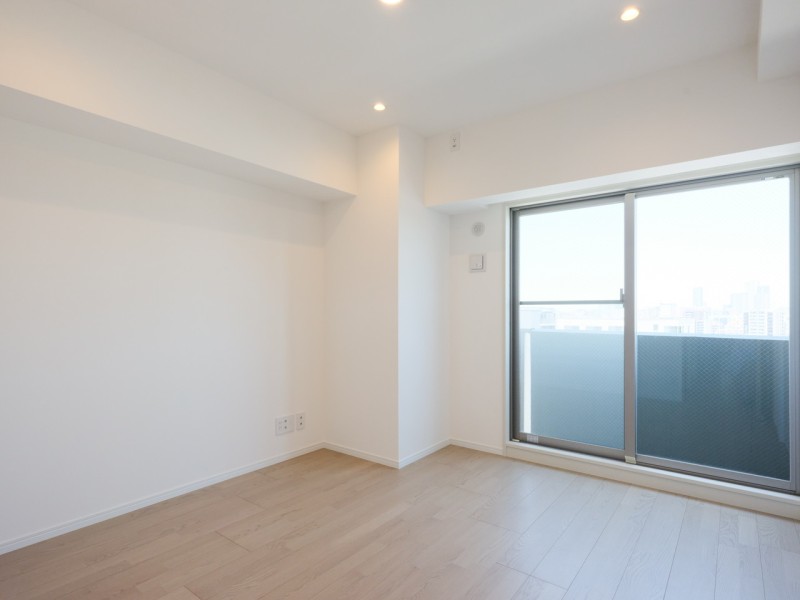 洋室2はリビングから一番遠く、プライベート性が高いお部屋です。北西向きの窓から柔らかな日が長時間差し込みます。