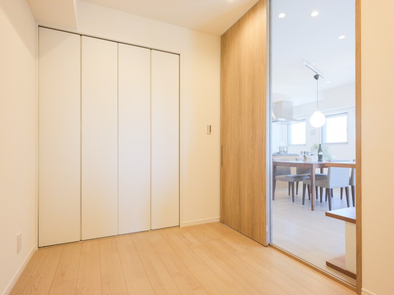 約5.0帖の洋室3です。リビングと洋室3を仕切る扉は、ライフスタイルをシームレスにするガラス扉を用いました。