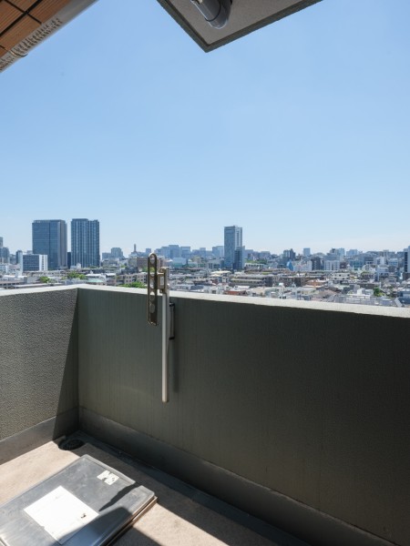 リビング側のバルコニーです。心地よい風を感じるリフレッシュスペースです。リビングから居室に穏やかな採光を届けます。