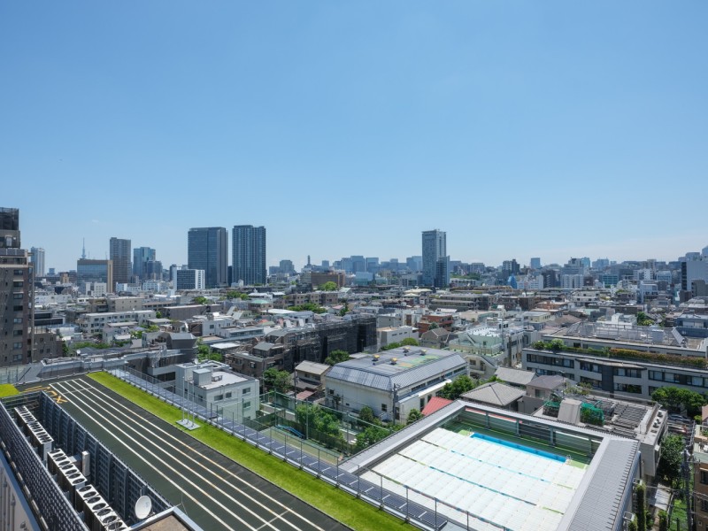 青々とした開けた空を見渡せる開放的な眺望です。前面には高い建物がないので、都心らしい眺望がお楽しみいただけます。