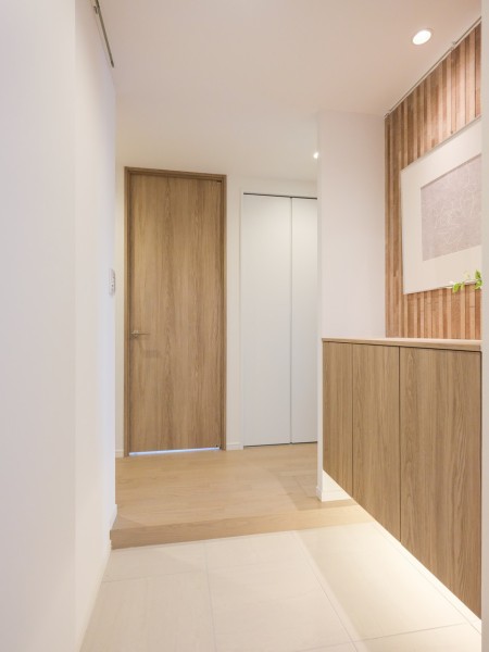 エコカラットで高級感漂う玄関ホールです。フットライトからのびる光が足元を優しく包み込みます。