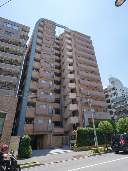 人気のある『神楽坂』が生活圏。『牛込神楽坂』駅徒歩2分、『神楽坂』駅徒歩9分の利便性・住環境に優れた立地です。近隣に小中学校、区民センターや図書館などの施設も充実しています。