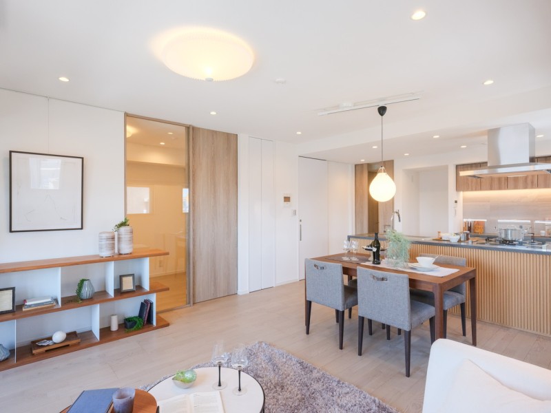 LDKは約18帖なので、広々としたゆとりある開放感を感じます。リュクスな暮らしが叶うリビングは木の温もりと上質感を味わえるお部屋です。