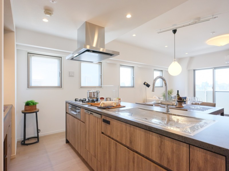 存在感を放つアイランドキッチンがお部屋の主役に。田中工藝製のオリジナルキッチンを採用しました。重厚感のあるモダンな色味と美しい木目の面材はインテリアの一部のようでお部屋の雰囲気に溶け込みます。