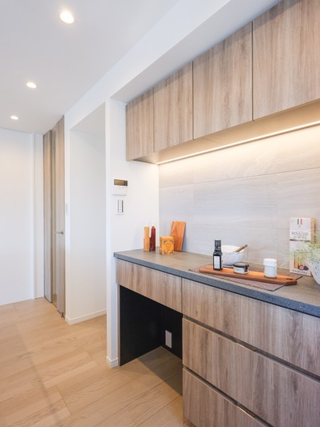 キッチン背面には収納豊富でカウンタースペースも広いカップボードがあります。