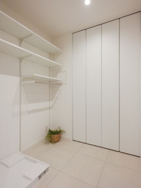 洗面室の奥には、使い勝手の良いランドリールームがあります。置場に困るタオルや着替え、ストック用品などもたっぷり収納できそうです。