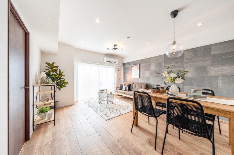 心地よい光と風が訪れ、穏やかな空気に包まれたLDKです。流れ目の美しい石調のエコカラットが、上質な空間を演出します。