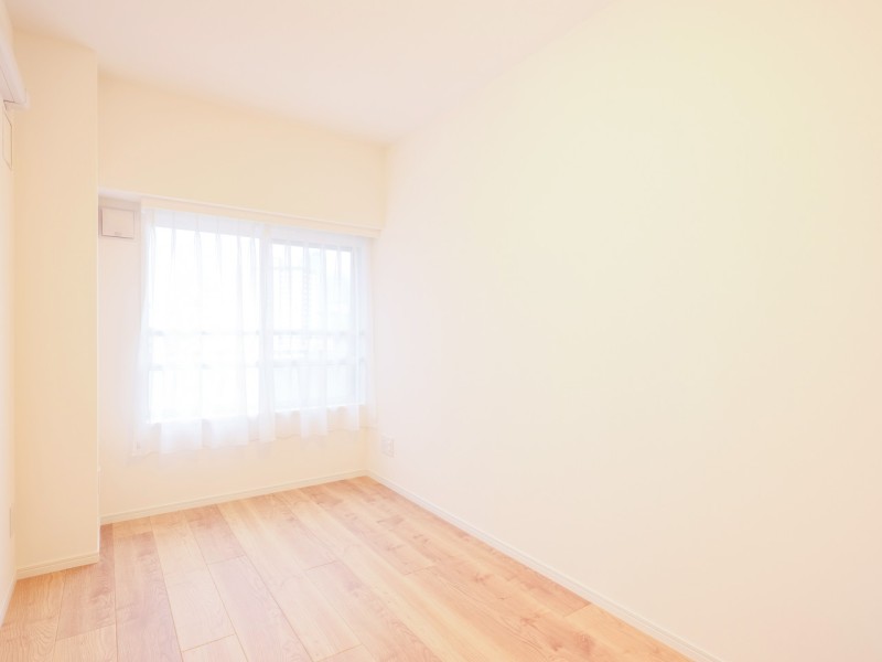 洋室2にも東向きの窓から穏やかな光が注がれます。自然体で居られる居住空間で、安らぎを感じていただけます。